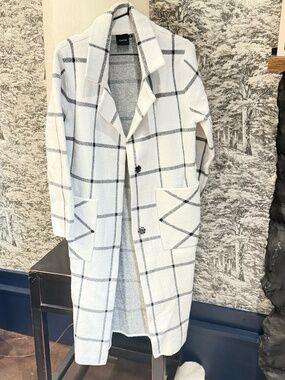 Cliche’ White & Black Plaid Longline Coat with Pockets Size M Below Knee